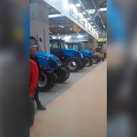 TALLERES HERMANOS HUERTA tractores estacionados